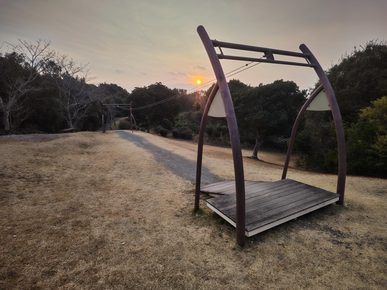 公園として楽しめる芝生広場や遊具もあります-3