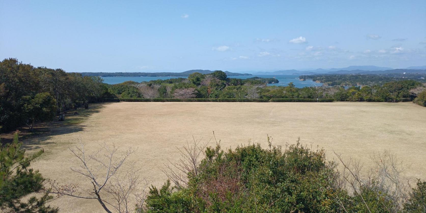 公園として楽しめる芝生広場や遊具もあります-4