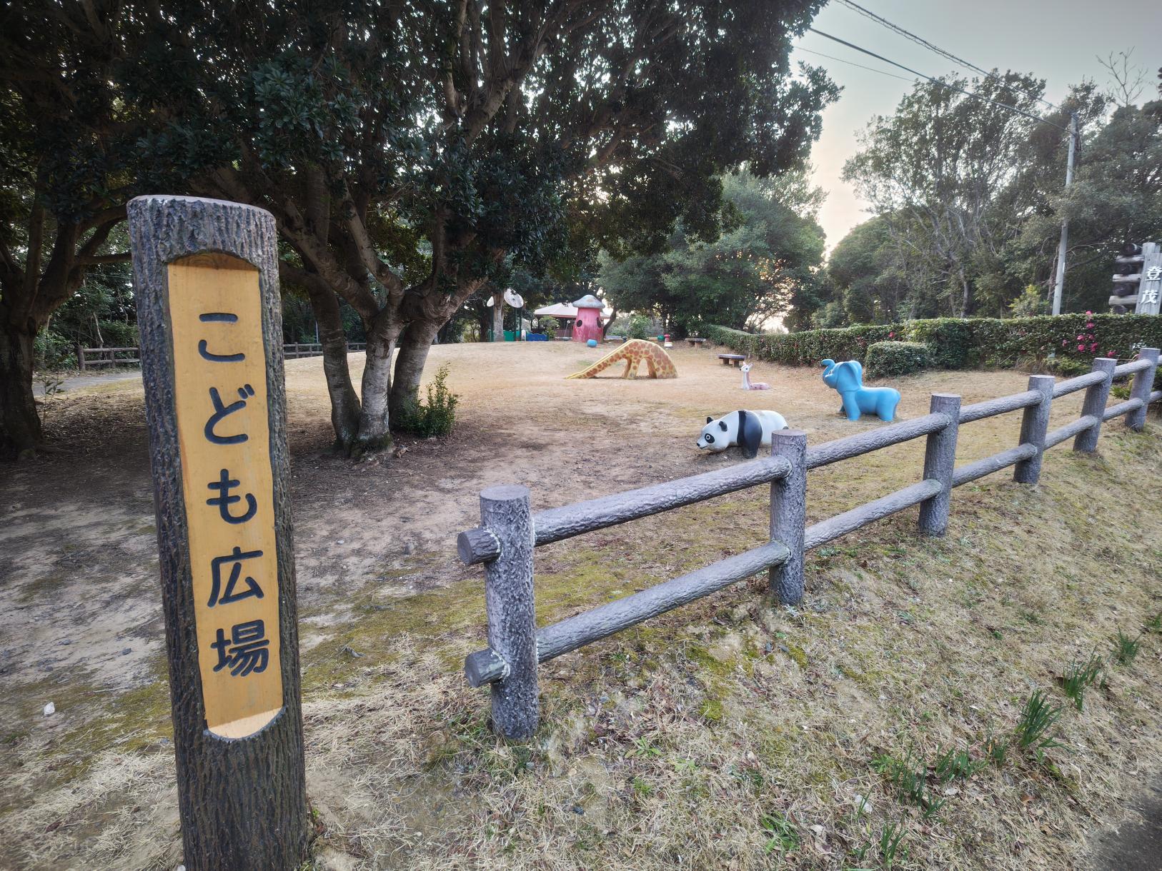 公園として楽しめる芝生広場や遊具もあります-1