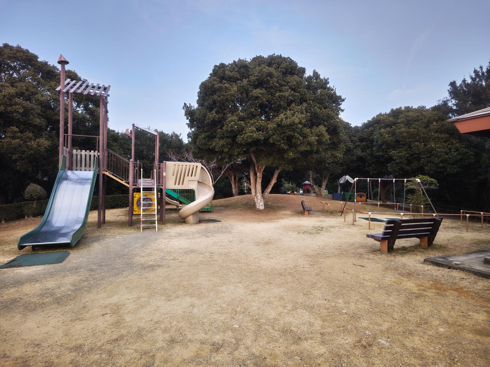 公園として楽しめる芝生広場や遊具もあります-2