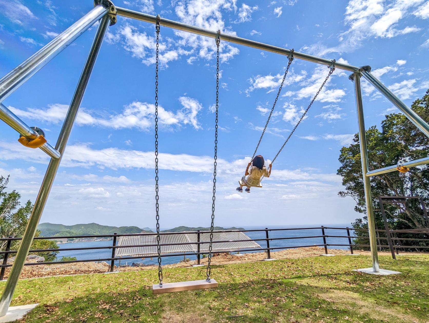 まるで空を飛んでるみたい!? 南海展望広場の「絶景ブランコ」で最高の思い出を！-1